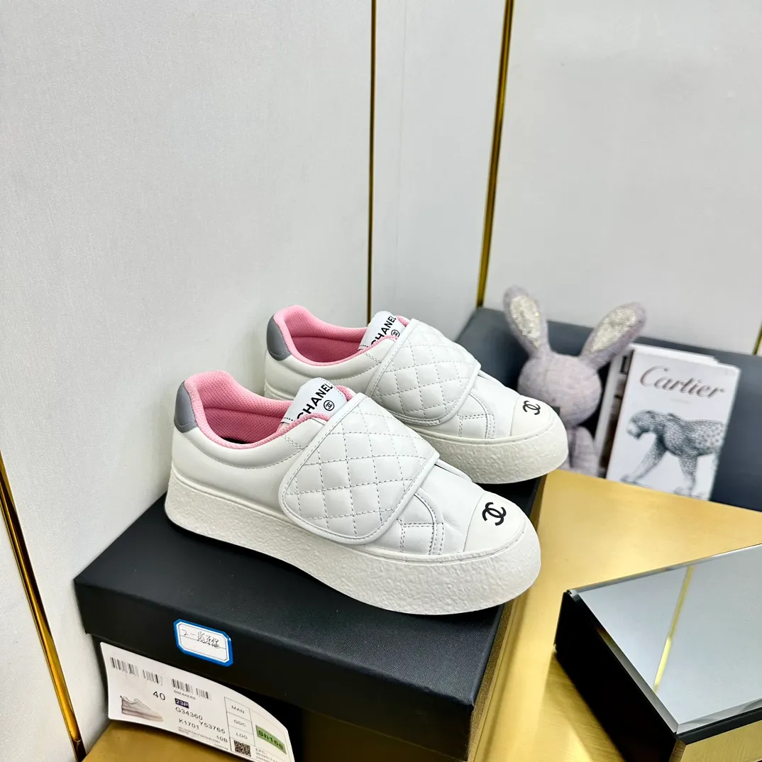 👟👟Ex-factory price 600👟👟 Chanel bread shoes ~ original calfskin panda shoes Chanel 25C latest hot style panda black and white sports shoes casual sneakers Xiaoxiang hot item classic black and white panda color coco girls must pay Fabric: original custom mixed sheepskin lining: original imported breathable mesh lining outsole: Original molded rubber + TPU combination Size: Women's 35-40